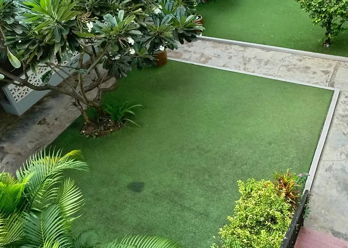 Home Inn Hotel *